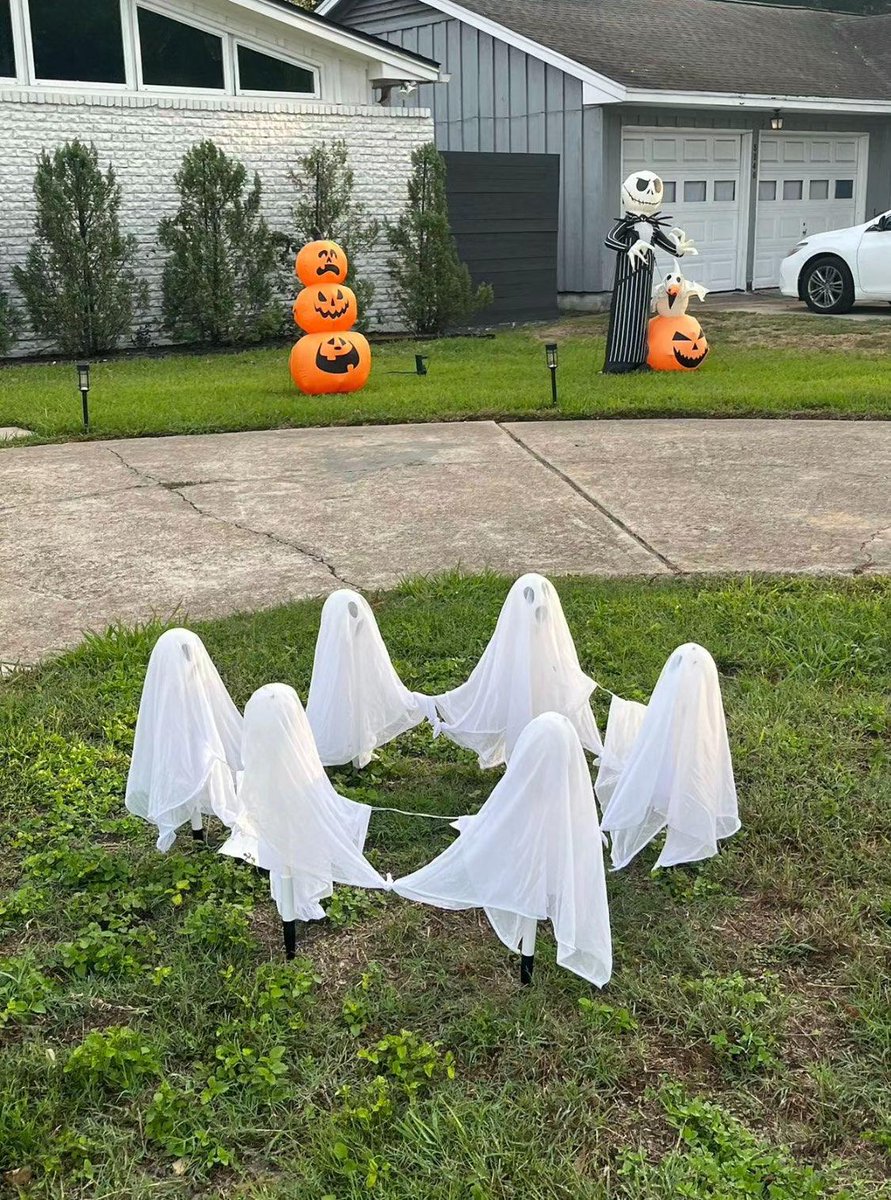 Coffee5White's tweet photo. Halloween this year is October 31st, and now the streets are already filled with Halloween atmosphere. Pumpkins, skeletons and spiders are all essential. We have been preparing for Halloween with our neighbors all day long. This is the fruit of our day's work, lol🤡🥳 https://t.co/covILg05de