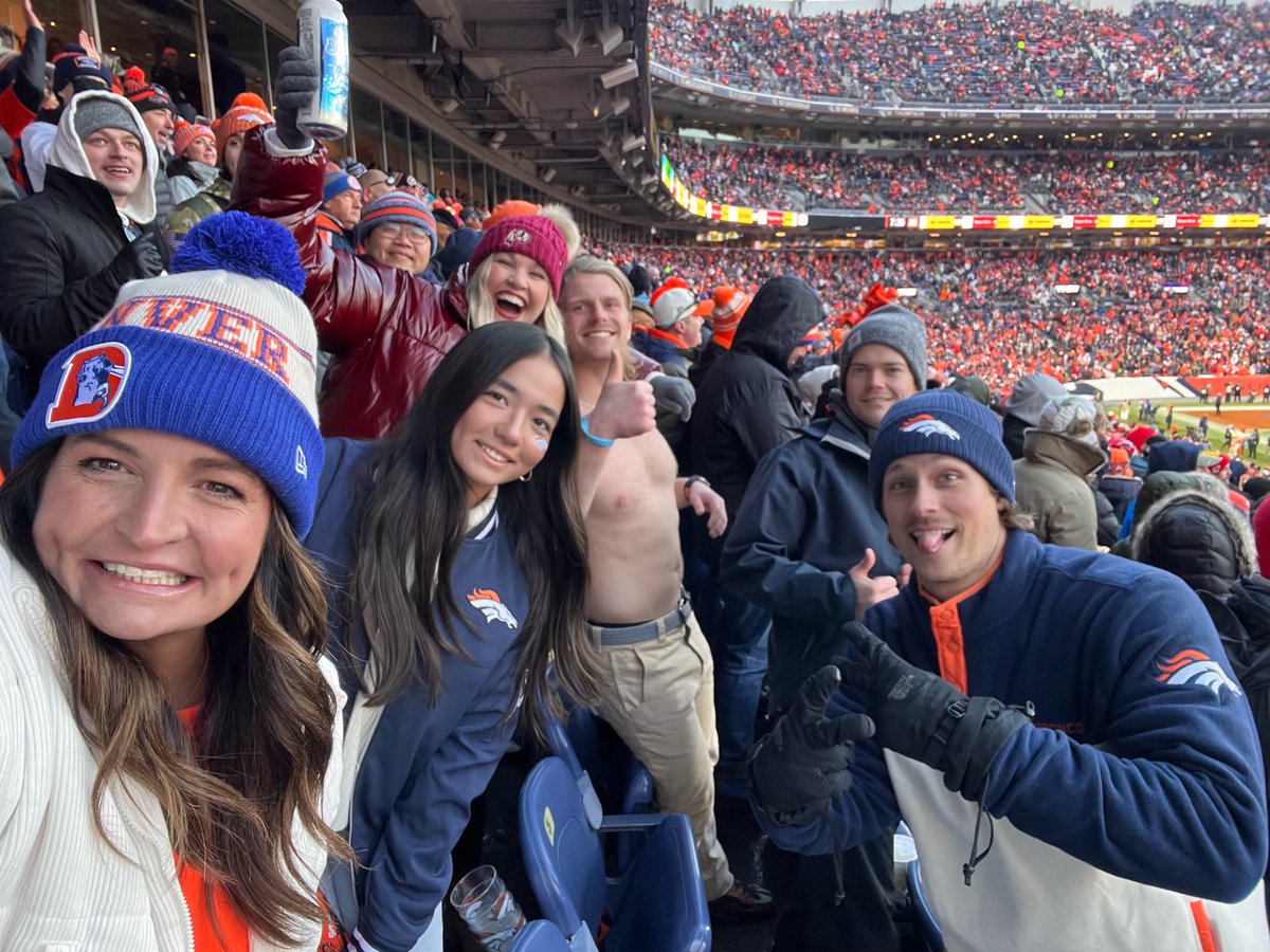 Danielle__Short's tweet photo. Shake it off, shake it off @Chiefs 🧡💙 https://t.co/gfPa4qyb7P