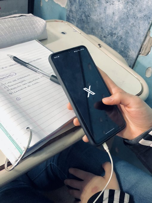 itsD3lay's tweet photo. yo en clase https://t.co/XywSKIE4il