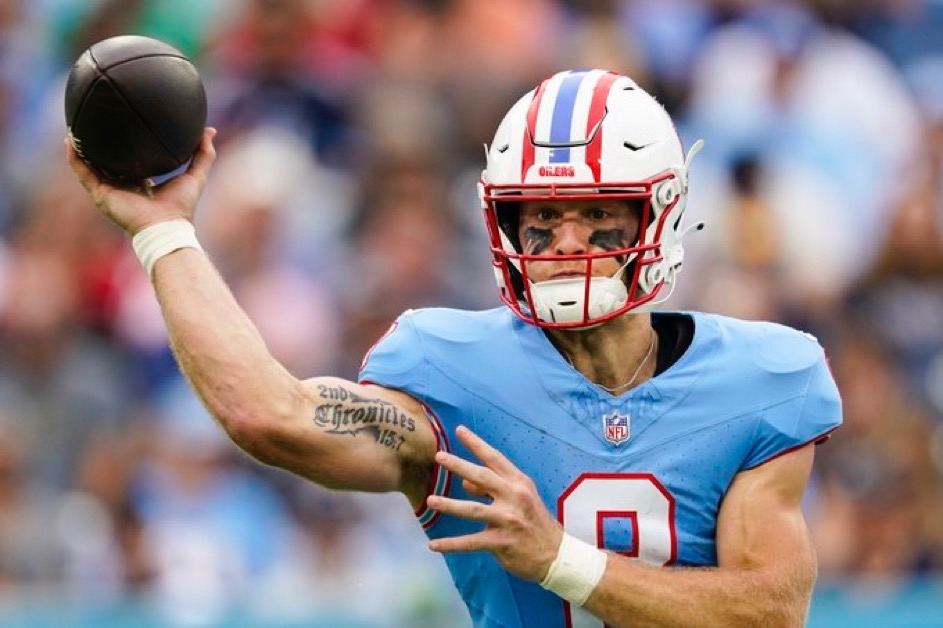 FieldYates's tweet image. Titans QB Will Levis in his NFL debut today: 
⚔️ 19-of-29 
⚔️ 238 passing yards
⚔️ 4 passing TD

That's tied for the most passing TD by a player in his NFL debut in NFL history. 

🔥🔥🔥