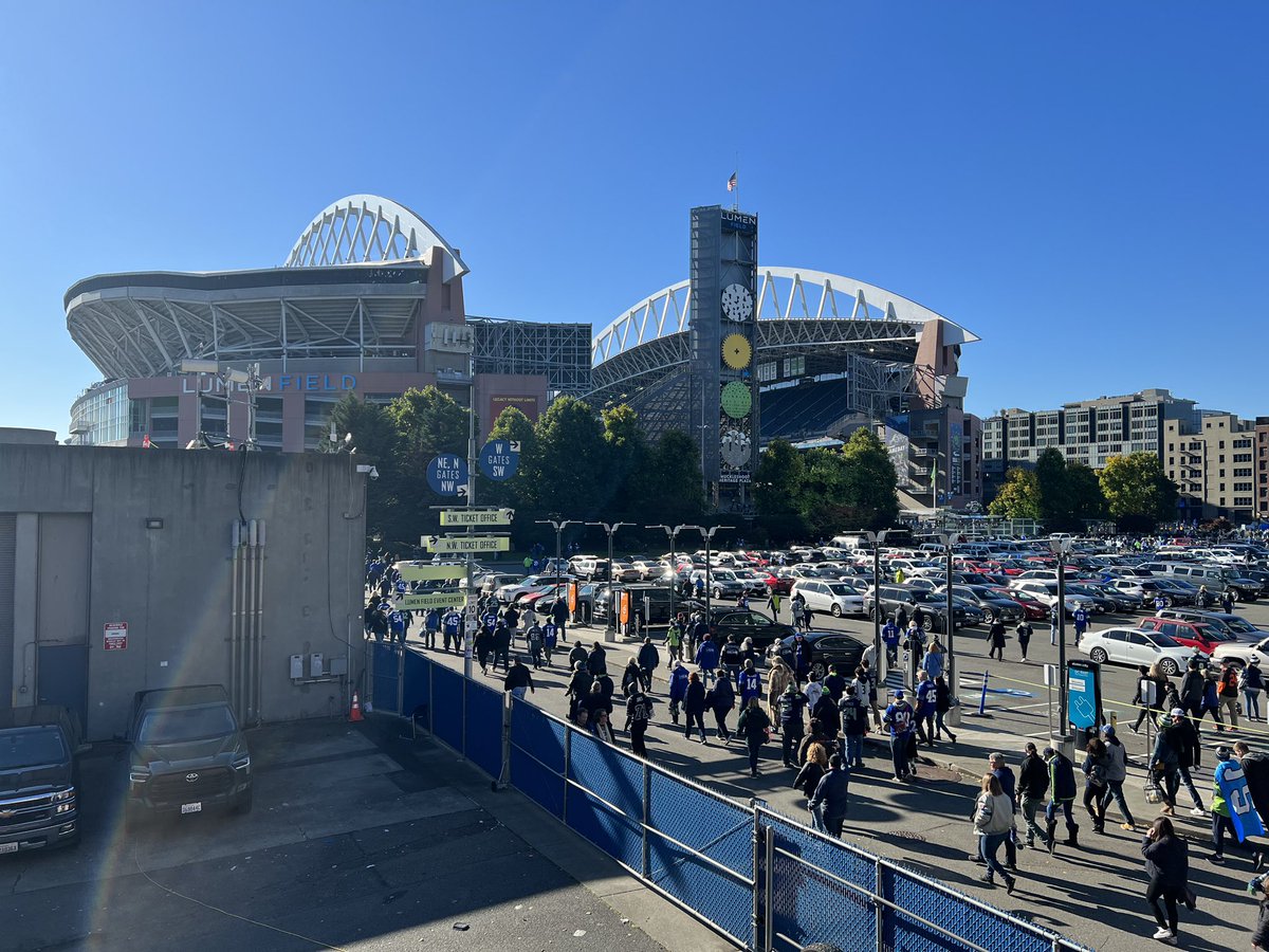 Joeyfine82's tweet photo. Thanks @Seahawks fans for being very cordial and welcoming to us @Browns fans. Tough loss today. #CLEvSEA https://t.co/V2wnCpjRPl