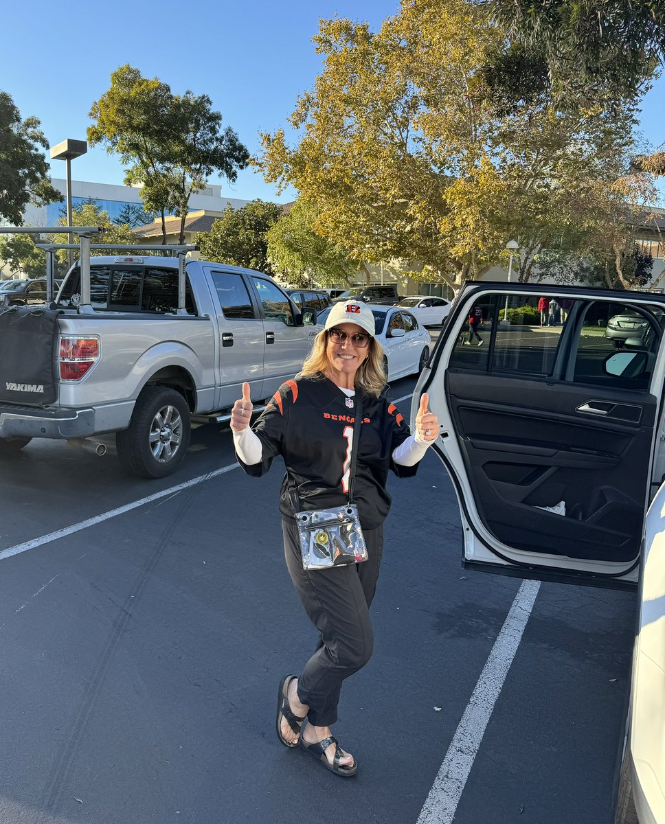 JackJohnSavage's tweet photo. The Bengals have never lost with Lisa in attendance. #JustFacts #MomKnows https://t.co/nCaHbG9Xto