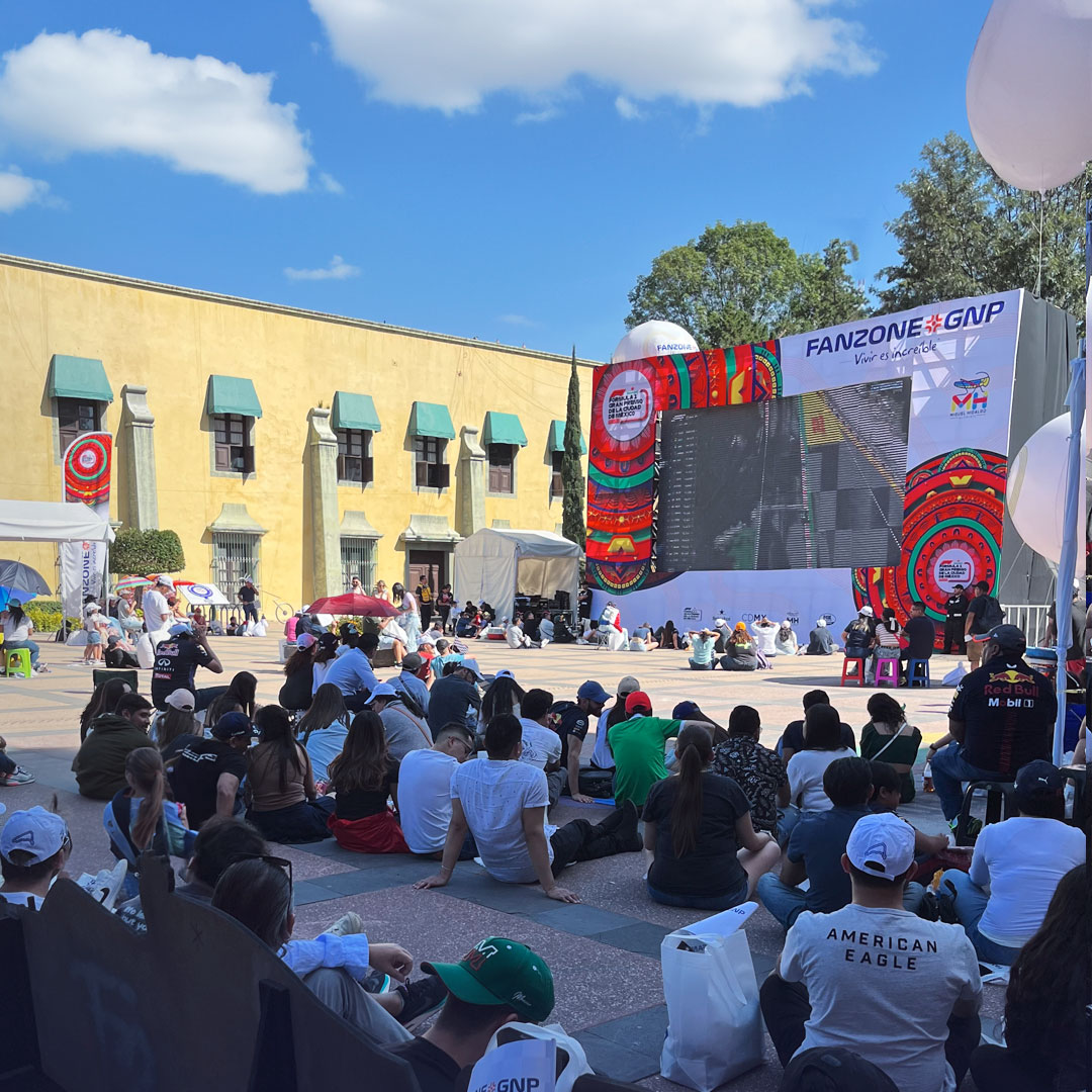 FANZONEGNPCDMX's tweet photo. Disfrutando la mejor #F1ESTA del mundo en el F1 Fanzone GNP #Viviresincreíble de @gnpseguros. https://t.co/v2qKfGbzJi