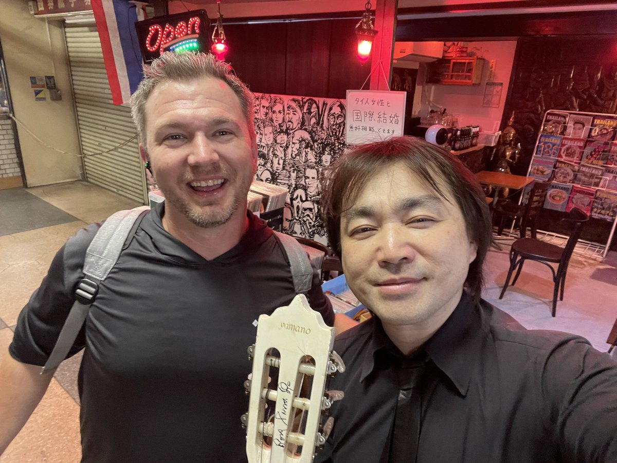 endomakoto's tweet photo. 浅草駅のサイアムタイムでタイの情報を話したり、自分のレコードコレクションを販売したり、ギター教室をしたりしています。浅草には世界じゅうから人が来ます。ローリングストーンズが好きな韓国人の建築家のご夫婦。佐世保の米軍基地で軍医をやってるアメリカ人。#サイアムタイム #siamtime https://t.co/qwqUsG5kcv