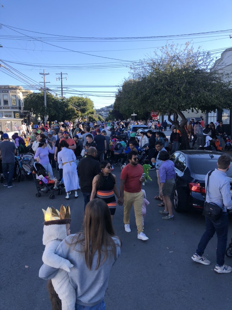 scootyherming's tweet photo. Trick or treating on @slowsanchezsf is the new #Bay2Breakers https://t.co/P9nBsacdXM