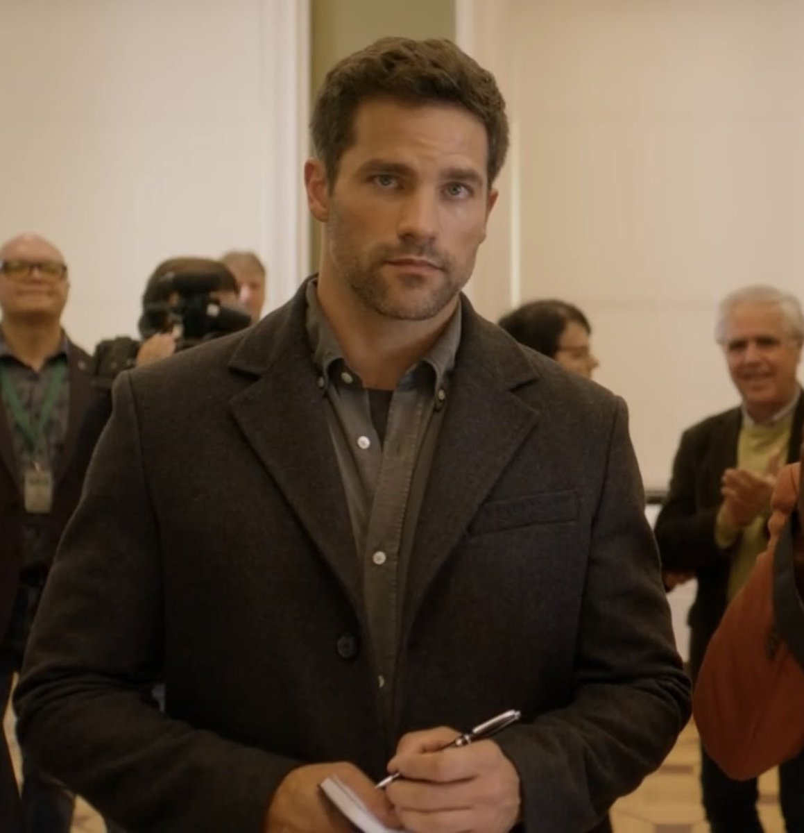 HallmarkBlissed's tweet image. OMG!! We are dying! There he is! 🥰❤️🥰 #JoyeuxNoel @hallmarkchannel @brantdaugherty #HunksofHallmark