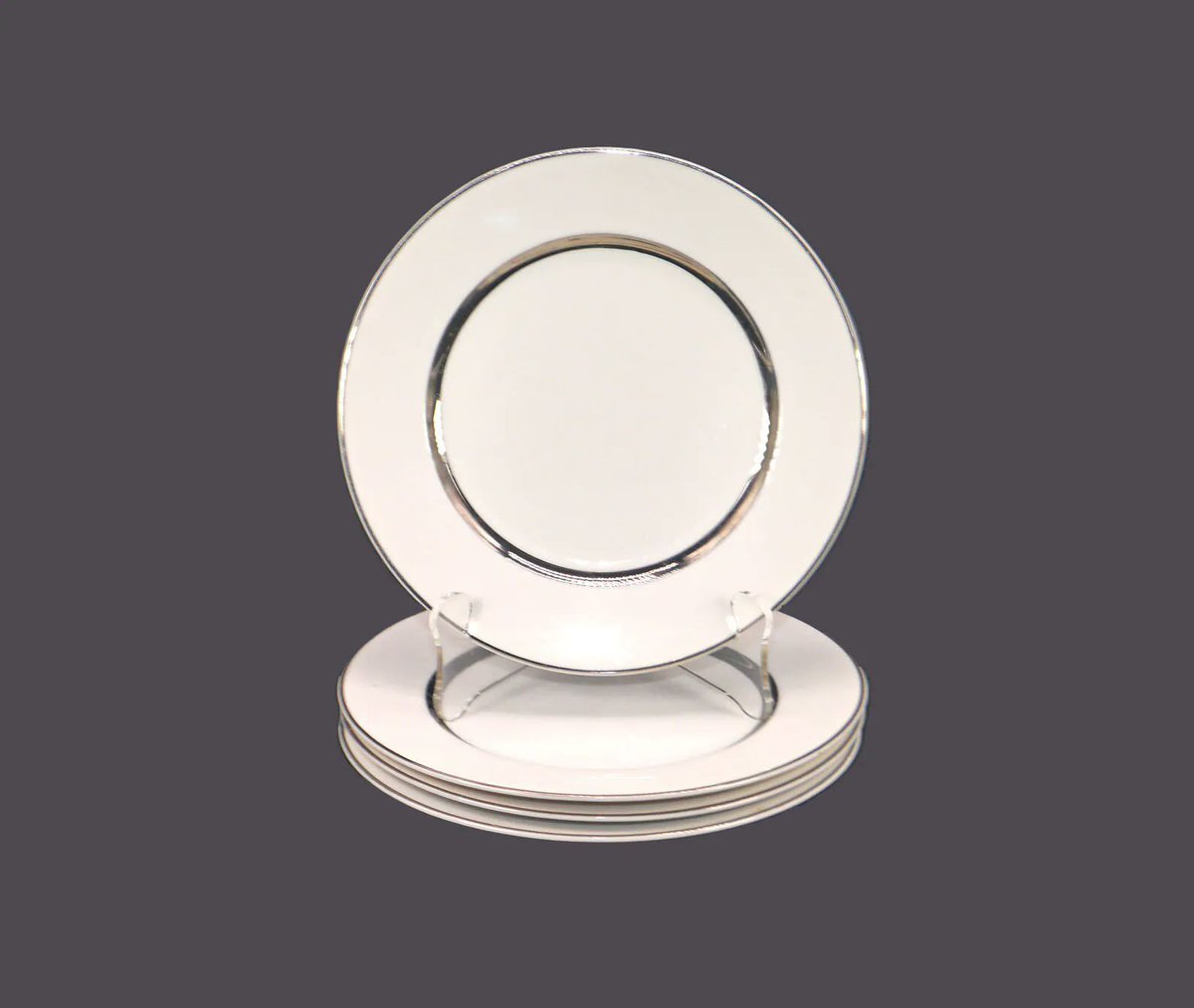 G97816960Girl's tweet photo. Harmony House Silver Rhapsody salad plates made in Japan. https://t.co/ZXxL4lbCPz via @Etsy #BuyfromGroovy #antiqueshop #tableware #dinnerware #vintagetableware #tabledecor #HarmonyHouse #HarmonyHouseSilverRhapsody #SilverRhapsody #EtsySellers https://t.co/j5OdvNTb34