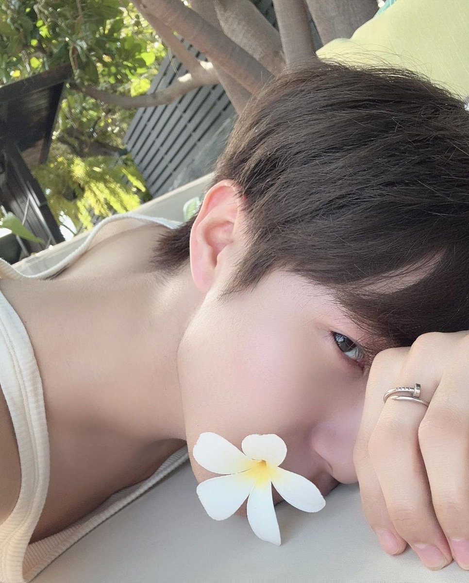 renminnation's tweet photo. it make sense why every man that meets renjun falls in love with him like come on 😭 https://t.co/6myEgIItxa