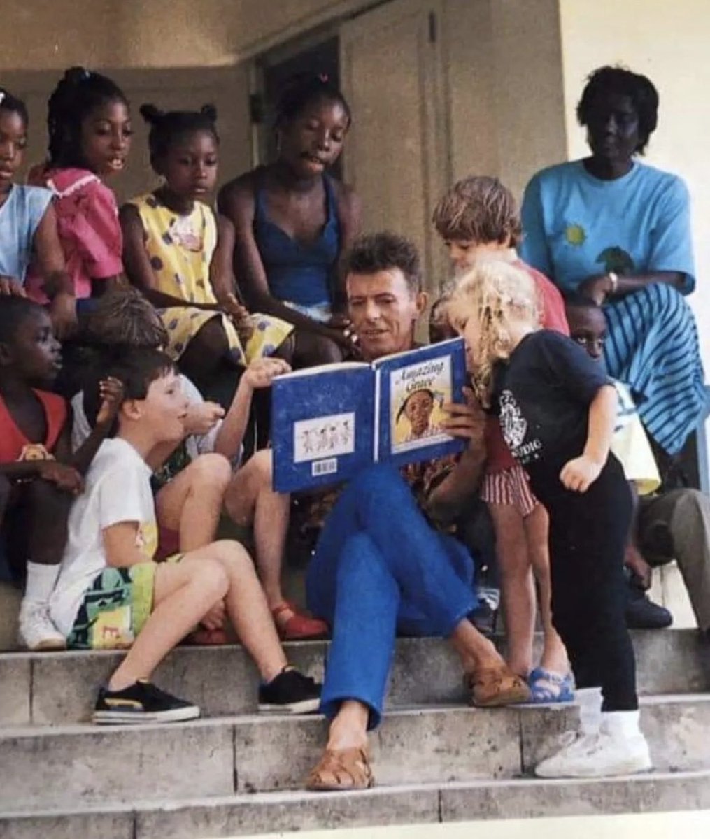 When David Bowie went on tour he travelled with a mobile library of around 1,500 books
Known as a voracious reader it’s reported he often devoured a book a day ⚡️✨  #BowieAndBooks