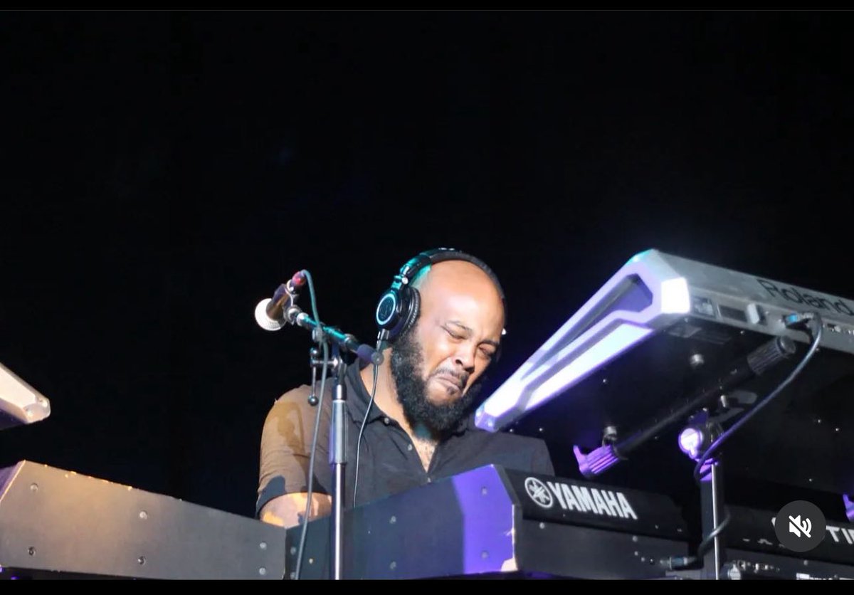 Definitely thought this was <a href="/KevOnStage/">Kevín</a> playing keys….