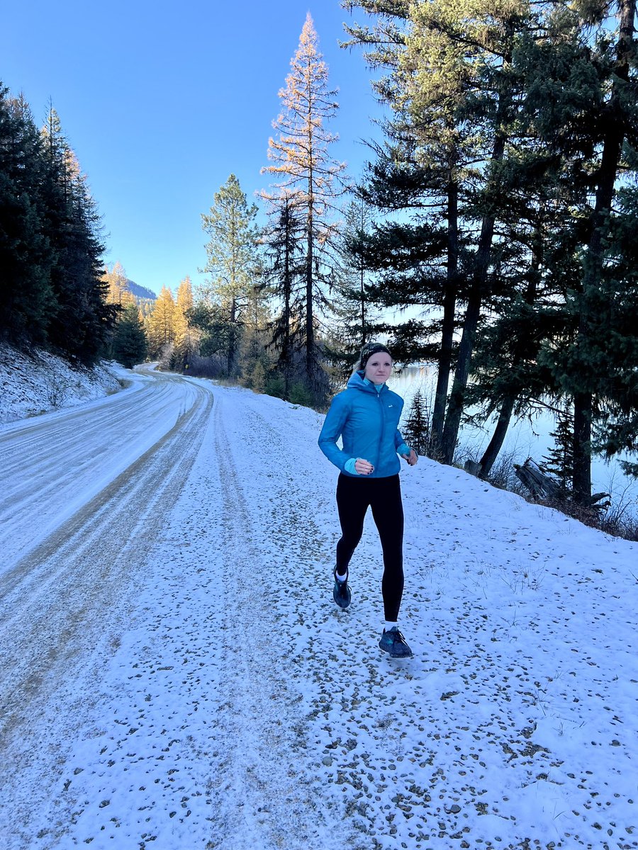 kaeloni_neville's tweet image. Where fall meets winter and where light meets darkness 🍂❄️

#fallrunning #snowrunner #dirtroadrunning #runnergirl #runhappy #runhappyteam #sundayrunday #406running