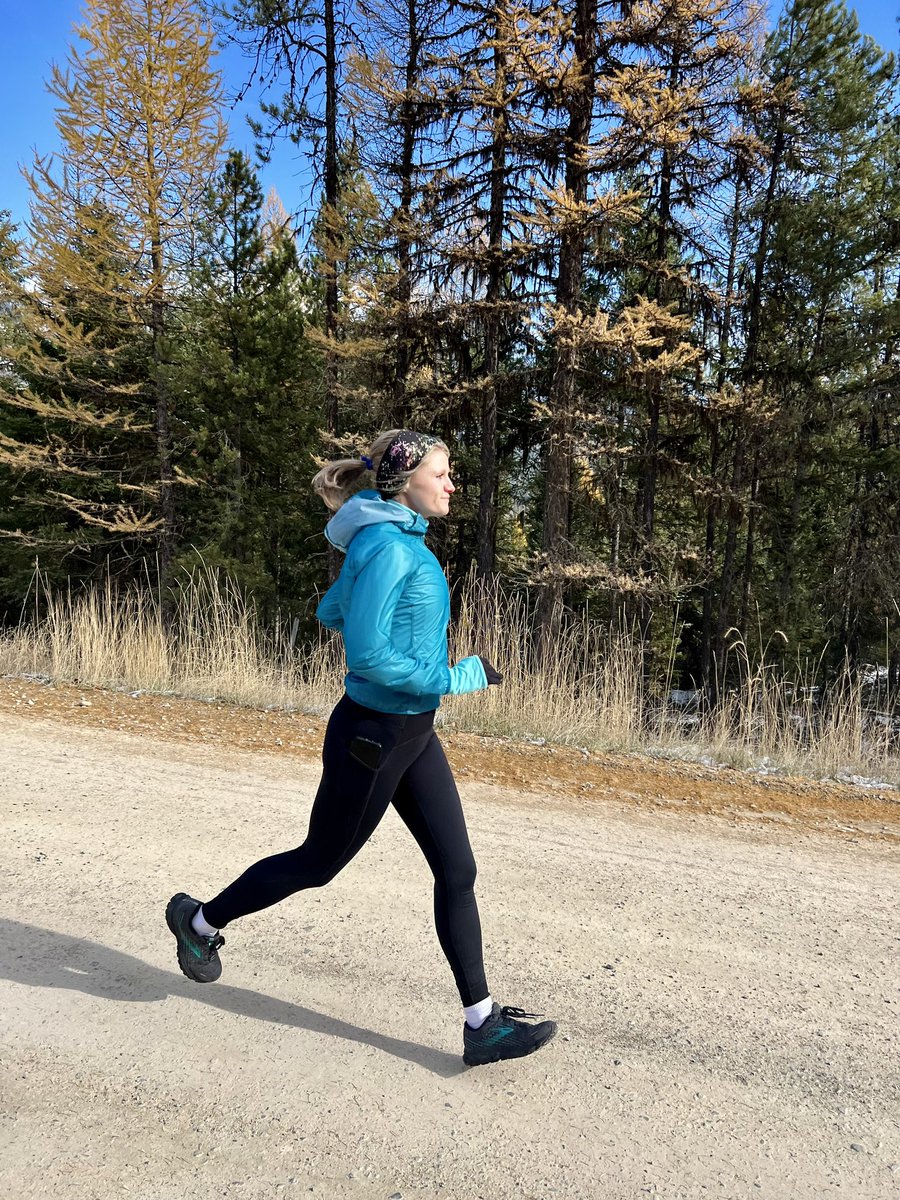kaeloni_neville's tweet image. Where fall meets winter and where light meets darkness 🍂❄️

#fallrunning #snowrunner #dirtroadrunning #runnergirl #runhappy #runhappyteam #sundayrunday #406running