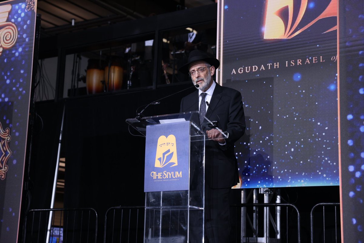 Rabbi Chaim Dovid Zwiebel opening the Siyum - he stressed that while we are celebrating our learning, our hearts are with our brethren in Israel.