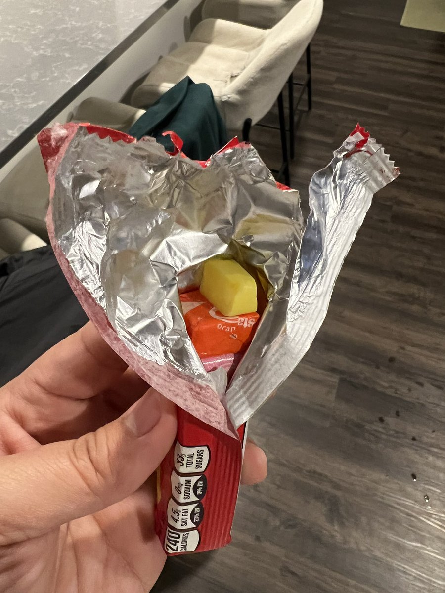 Naarionlor's tweet photo. @Starburst can I get a new pack? Yellow is my favorite and this is what my packaging was. 🥺 https://t.co/6uHamuyblp
