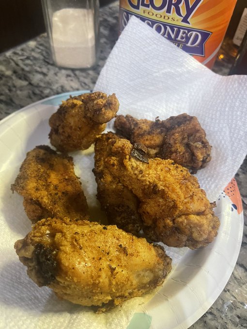 Do I like yo eat out? Fuck yea! Can i throw down on the stove? &hellip; play wit yo auntie not me 😏 https://t
