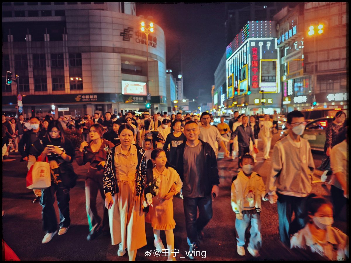 一名摄影师镜头下的红星路80号。“从花海变成了花墙，接着变成了花山”。