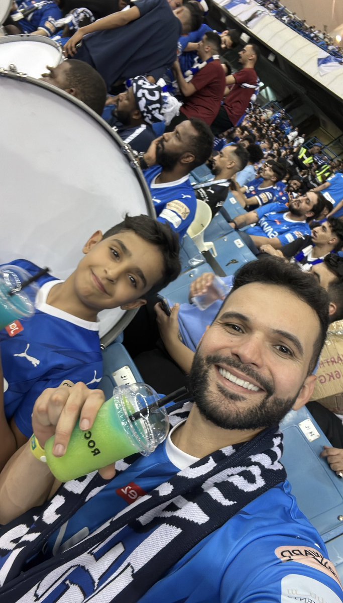 braziliansaudi's tweet photo. هذا هو راكان، هذا الصبي قفز ليجلس على الكرسي بجواري في مباراة الهلال والأهلي، فاجأني خلال شوط المباراة عندما أحضر لي مشروبًا، كدت أبكي من هذا المشهد العاطفي مع هذا الطفل، أريد أن يكون لي ابن مثل هذا، أحبك يا صديقي راكان https://t.co/7aOK1EYWxR