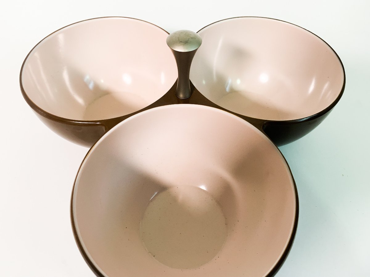 Pink inside and perfect for snacks! 
.
.
.
#vintagefinds
#vintagestyle
#vintagelove
#vintageforsale
#vintageinterior
#shopvintage
#vintage
#vintagelife
#howivintage
#thriftedhome
#vintagehomewares
#midcentury
#vintagestore
#vintagelover
#fleamarketstyle