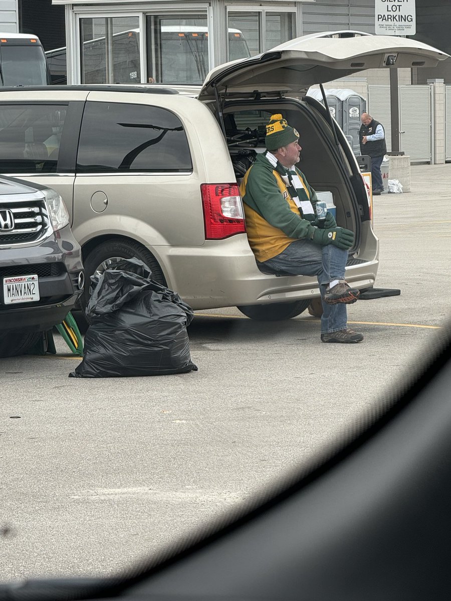 PackerPete4's tweet photo. Pondering the God damn packers….had to leave the game early. Garbage. #firemurphy https://t.co/T5vwex4dMK
