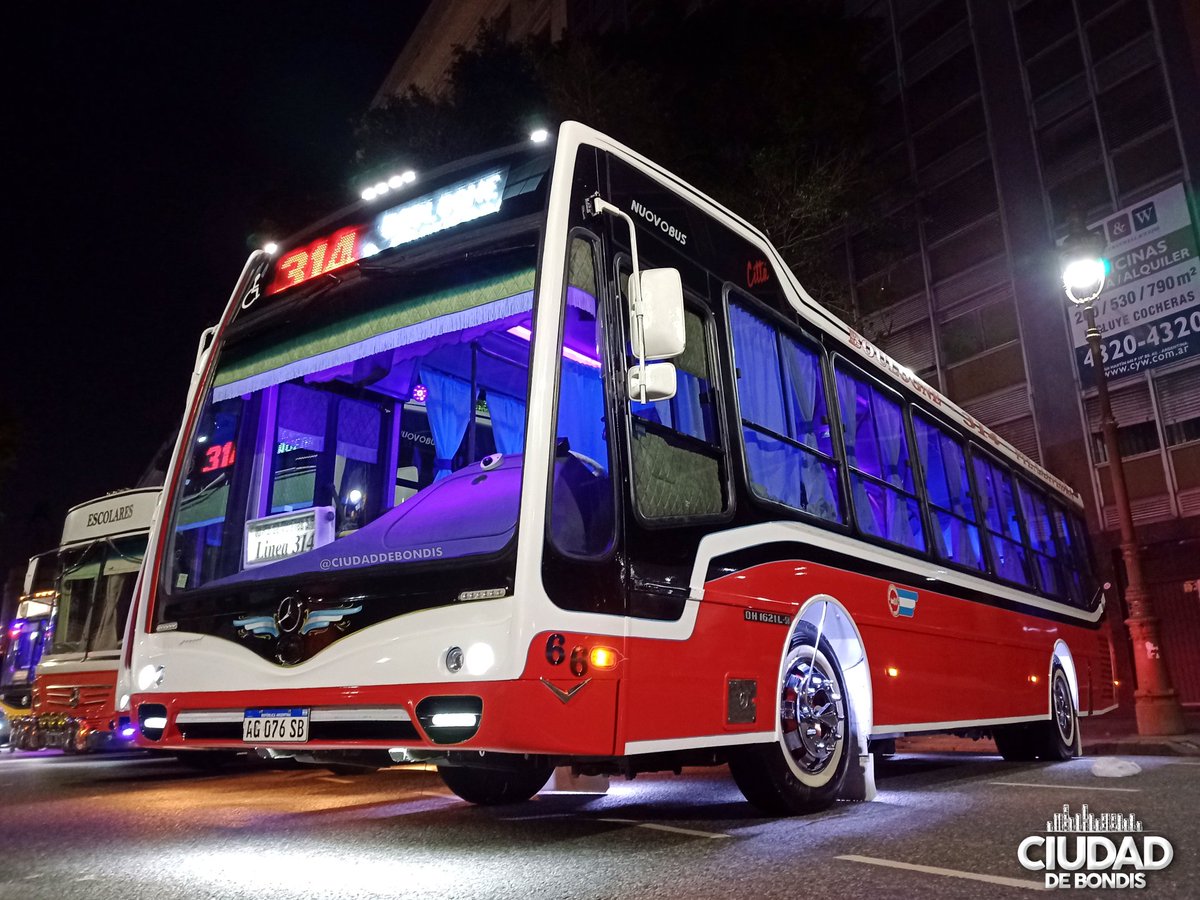 CiudadDeBondis's tweet photo. #ProvinciaDeBondis
LA MEJOR DE MARTINEZ
La #Linea314 brilló en #LaNocheDeLosMuseos2023 con 2 de sus ultimas #Nuovobus #MB1621 0km en modo farolito total.
Esta línea tiene 75 coches, 100% piso bajo y casi 100% A/A y un promedio de flota de 4 años, mucho mejor que varias de CABA. https://t.co/2lSY0QrEkg