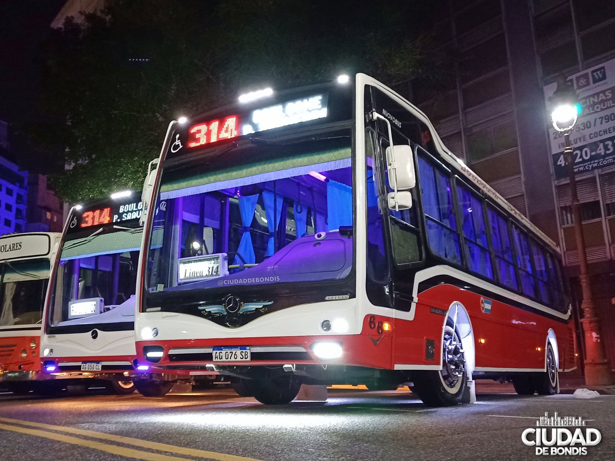 CiudadDeBondis's tweet photo. #ProvinciaDeBondis
LA MEJOR DE MARTINEZ
La #Linea314 brilló en #LaNocheDeLosMuseos2023 con 2 de sus ultimas #Nuovobus #MB1621 0km en modo farolito total.
Esta línea tiene 75 coches, 100% piso bajo y casi 100% A/A y un promedio de flota de 4 años, mucho mejor que varias de CABA. https://t.co/2lSY0QrEkg