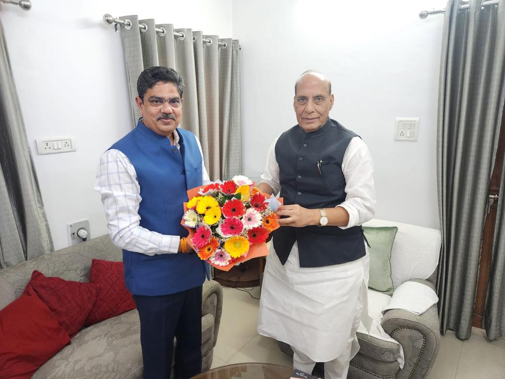profalokkumar's tweet photo. Received blessings of Hon'ble Defence Minister Sri @rajnathsingh ji at his Lucknow residence. https://t.co/9eRncsb1eL