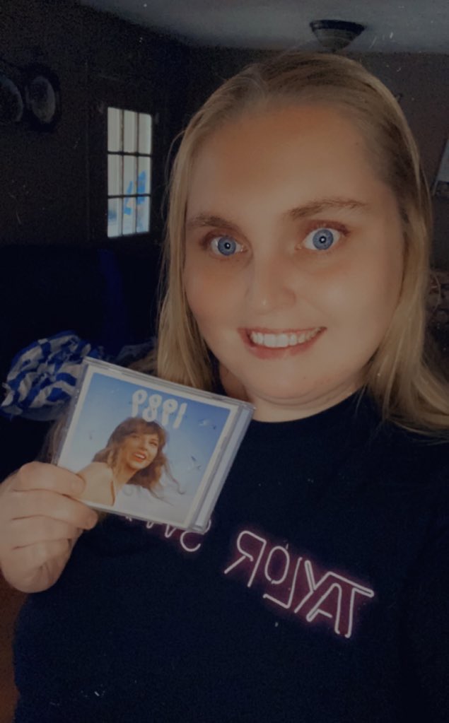 HeyyHeather's tweet photo. So happy that we now have #1989TaylorsVersion from @taylorswift13 Plus the vault tracks! It’s such an amazing album. 😊💙 @taylornation13 #ItsANewSoundtrack #TaylorSwift #TaylorsVersion https://t.co/JgLvo2sWBe