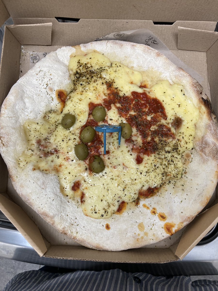 eushineb's tweet photo. Cuando el queso de la pizza CASI llega al 3er cordón. Gracias #pizzeria #LaGuitarrita #NicetoVega https://t.co/VRYRR6M2z4