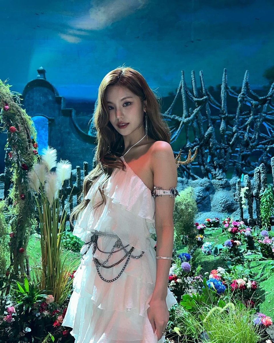 YJF1LES's tweet photo. #YEJI instagram update

🌹 https://t.co/IDEmfsWpEf