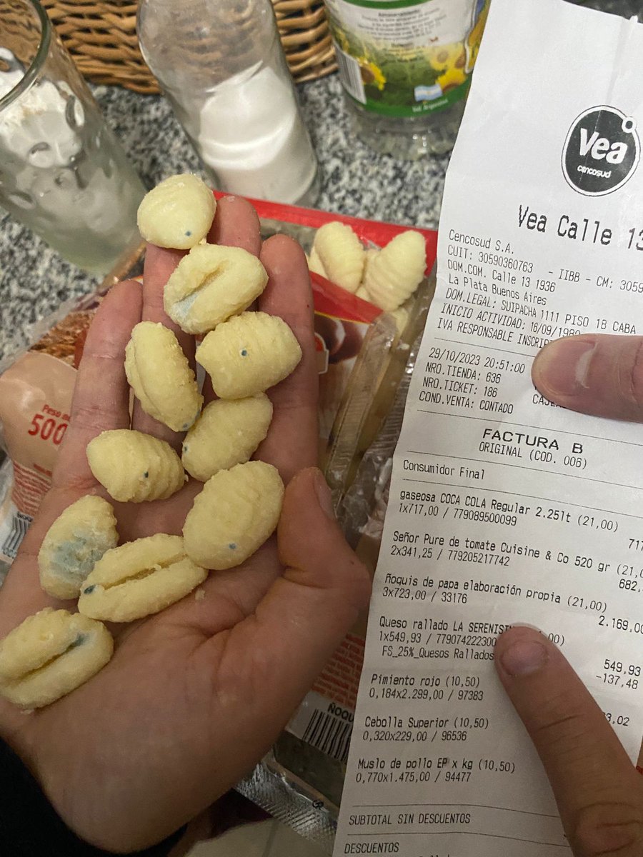 sofiigrandolio1's tweet photo. #denuncia ÑOQUIS EN MAL ESTADO ! hoy 29/10 @veasuper nos quedamos sin cenar porque los ñoquis estaban llenos de hongos. Que respuesta nos dan a esto ? @veasuper 
#supermercadoVea https://t.co/dZ2IOPsiD5