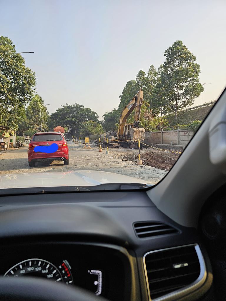 eddykarmin's tweet photo. Jalanan arteri setelah exit tol Benda, Kunciran - Cengkareng, macet parah dari jam 06:30. Ada perbaikan jalan dan banyak truck tanah yg lewat dan parkir dibawah jalan. Mhn bantuan aparat utk atur. @SonoraFM92 @RadioElshinta @BendaPolsek @NTMCLantasPolri @BupatiTANGERANG https://t.co/bwU1kRjFe4