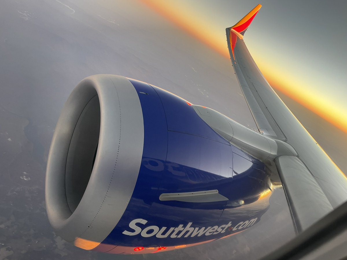 eevb's tweet photo. Colorful sky on my way back from AVP America Nationals on #southwestair https://t.co/yu0E8LEHln