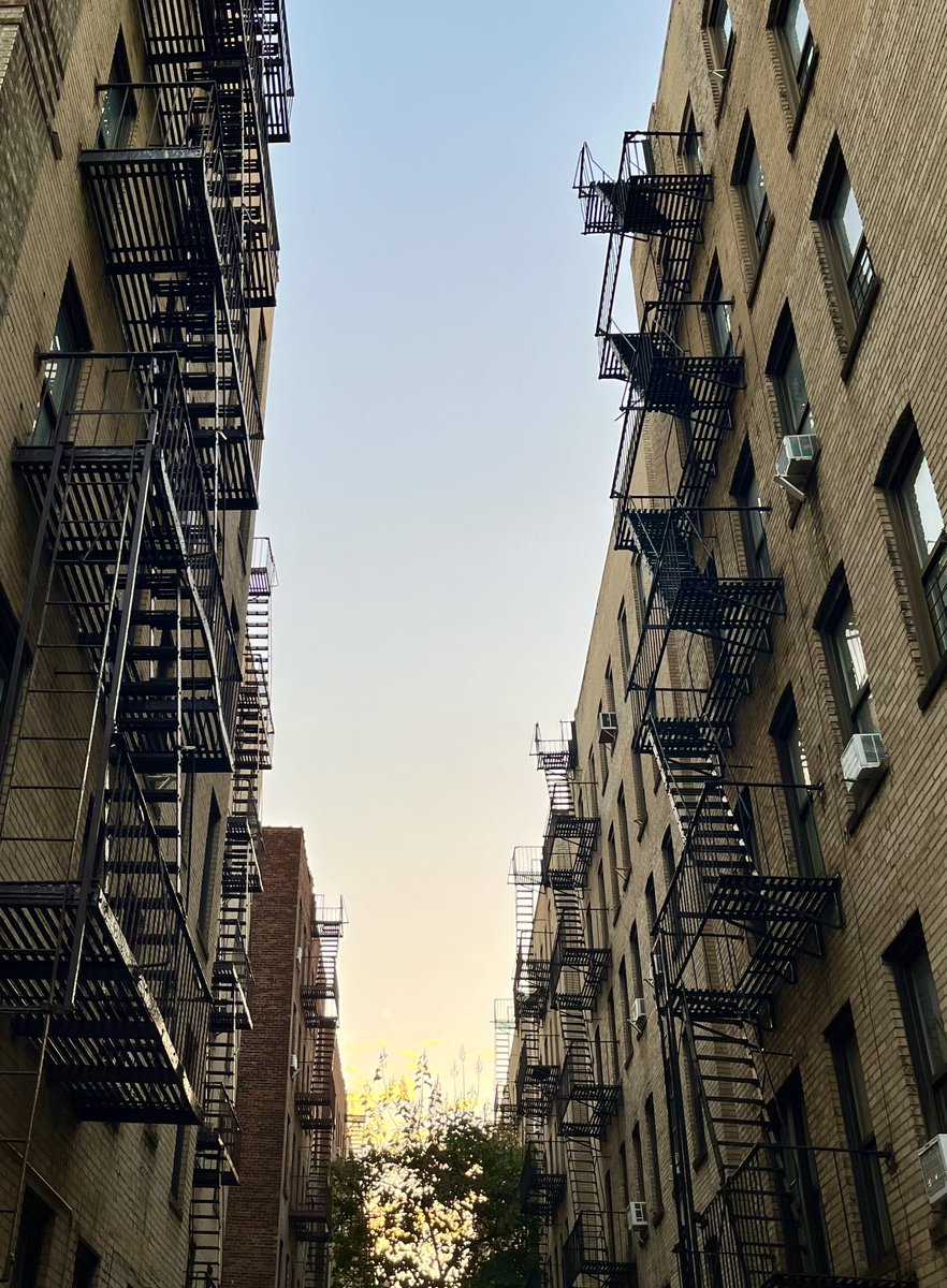 Varied Viewpoints #298: Convergence. #apartmentliving #architecture #Inwood #manhattan #upstatemanhattan #newyork #newyorkcity #seeyourcity #bigcity #city #iphone13 #shotoniphone #iphonephotography #photoaday #photoadayoct #photoadayoctober