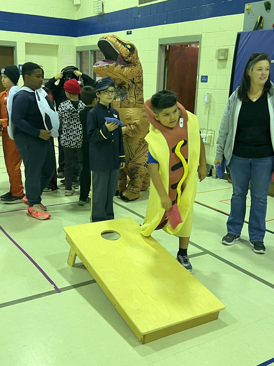 McAlexander5th's tweet photo. More Halloween fun! @MPS_Morton https://t.co/0w6yPR5r7A