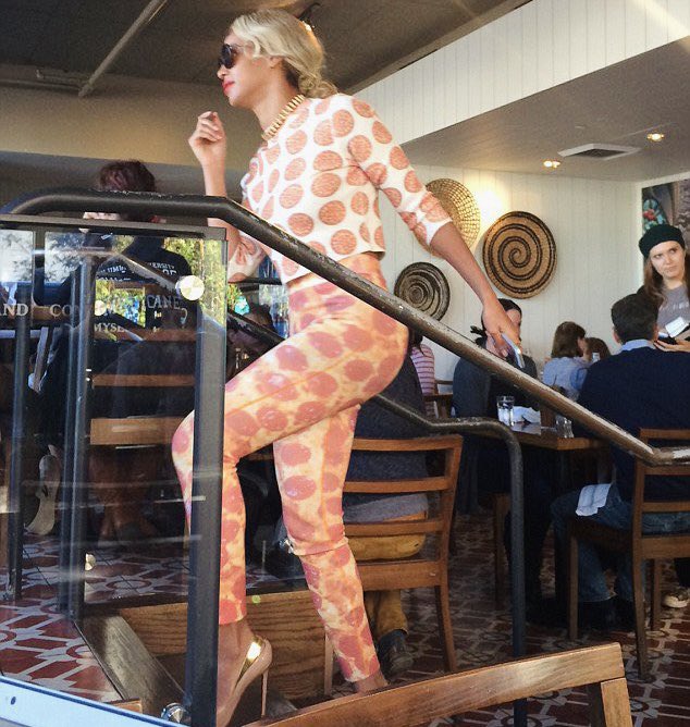 beyoncegarden's tweet photo. beyoncé wearing a pepperoni outfit to a vegan restaurant was INSANE like LMAO😭😭😭 https://t.co/bXXCV69VYB