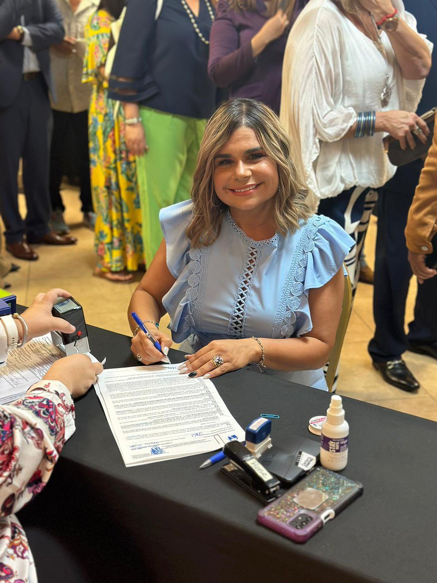 Doy gracias  a Dios por permitirme radicar para mi reelección, a mi familia, mi esposo, equipo de trabajo y a cada persona que me ha dado la oportunidad de servirle. Después de 4 años de mi primera radicación al Senado,
Hoy  me encuentro aquí, con el deseo de seguir trabajando.