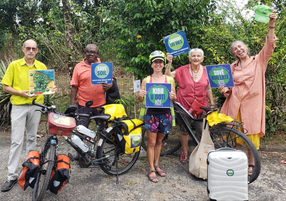cpm_espanol's tweet photo. Nathalie y Sousan hicieron un extraordinario viaje para difundir #SalvemosElSuelo por Surinam y Guyana, en Sudamérica. Incluso conocieron al Presidente de Surinam. Su viaje terminó en Guyana Francesa donde conectaron con la comunidad.
#PlanetaConsciente
https://t.co/cdoSdtvbgF https://t.co/VN5BrMz7EV