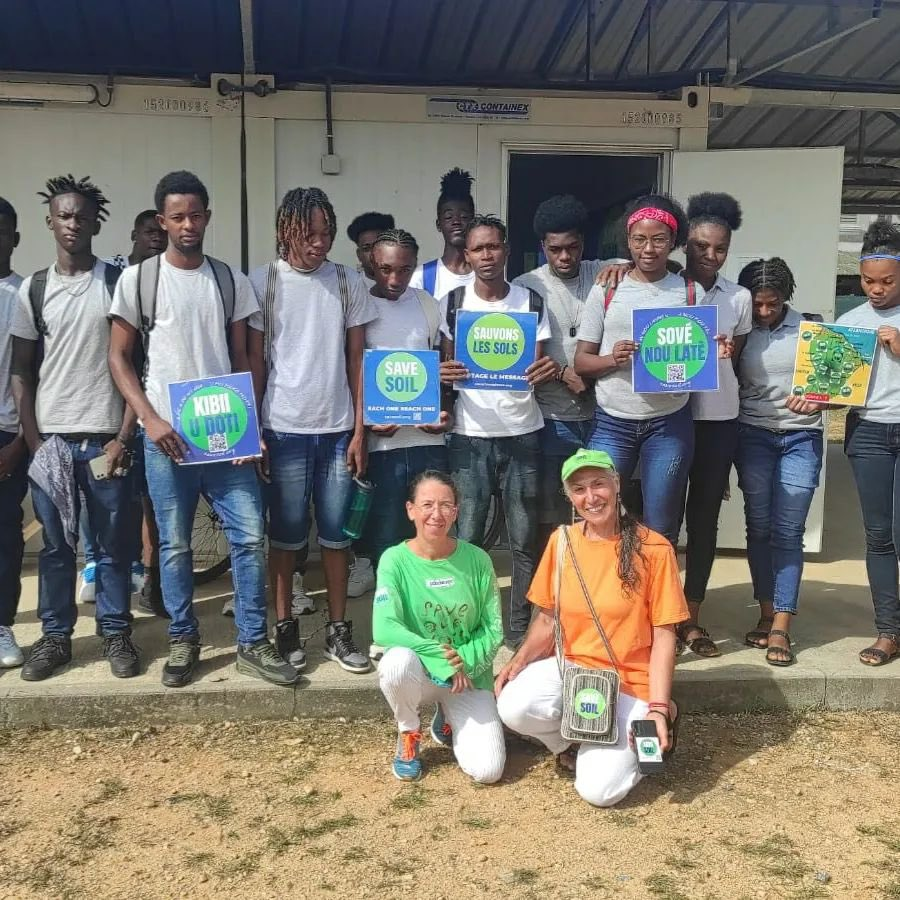 cpm_espanol's tweet photo. Nathalie y Sousan hicieron un extraordinario viaje para difundir #SalvemosElSuelo por Surinam y Guyana, en Sudamérica. Incluso conocieron al Presidente de Surinam. Su viaje terminó en Guyana Francesa donde conectaron con la comunidad.
#PlanetaConsciente
https://t.co/cdoSdtvbgF https://t.co/VN5BrMz7EV