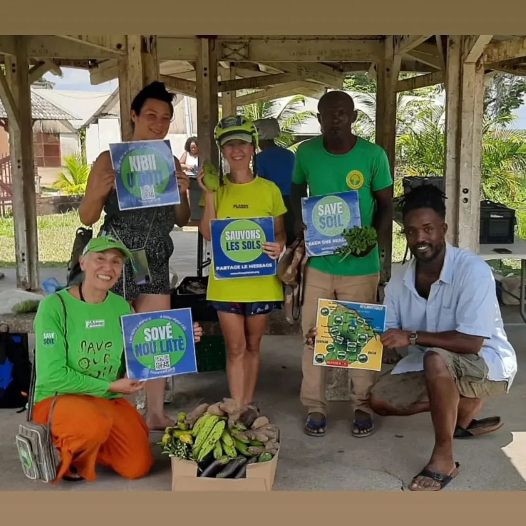 cpm_espanol's tweet photo. Nathalie y Sousan hicieron un extraordinario viaje para difundir #SalvemosElSuelo por Surinam y Guyana, en Sudamérica. Incluso conocieron al Presidente de Surinam. Su viaje terminó en Guyana Francesa donde conectaron con la comunidad.
#PlanetaConsciente
https://t.co/cdoSdtvbgF https://t.co/VN5BrMz7EV