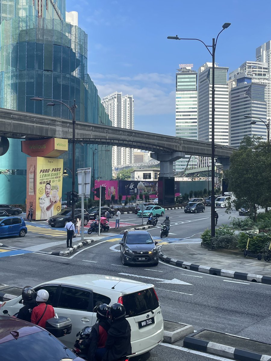 sandyyyy___'s tweet photo. @PDRMsia_Trafik HELLO WTF? Xde otak ke? THAT ROAD IS CLEAR WITH NO CARS D LA YA BUT UR STUPID POLIS IS STILL ALLOWING THEM TO GO ON AND ON FOR 15MINS WHILE THE OTHER DIRECTIONS ARE PACKED AF. SERIOUSLY? EAT SHIT BETER LA SI BODO POLIS NI https://t.co/BKxtG65J7S