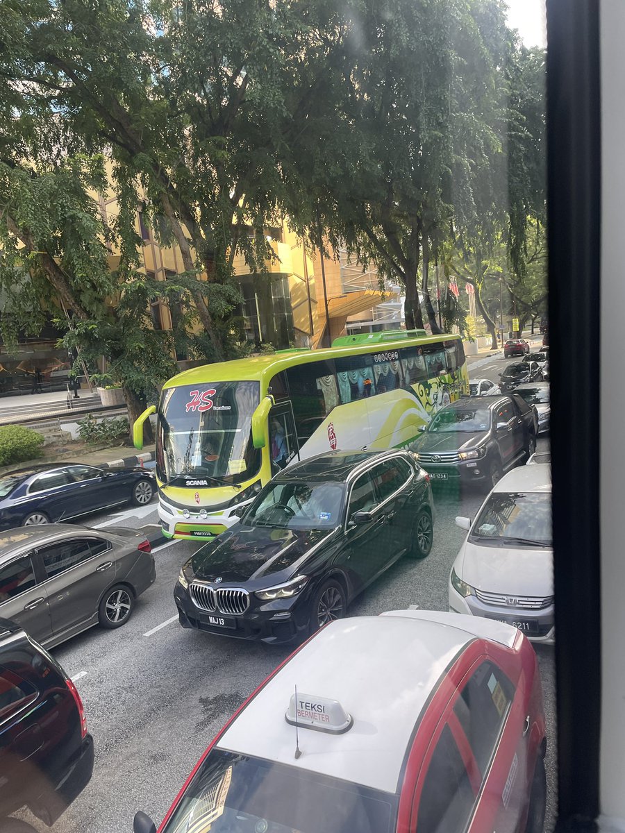 sandyyyy___'s tweet photo. @PDRMsia_Trafik HELLO WTF? Xde otak ke? THAT ROAD IS CLEAR WITH NO CARS D LA YA BUT UR STUPID POLIS IS STILL ALLOWING THEM TO GO ON AND ON FOR 15MINS WHILE THE OTHER DIRECTIONS ARE PACKED AF. SERIOUSLY? EAT SHIT BETER LA SI BODO POLIS NI https://t.co/BKxtG65J7S