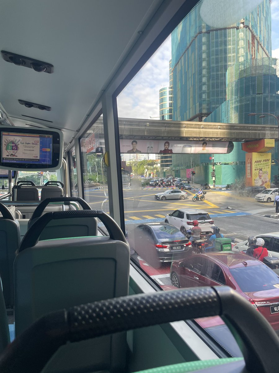 sandyyyy___'s tweet photo. @PDRMsia_Trafik HELLO WTF? Xde otak ke? THAT ROAD IS CLEAR WITH NO CARS D LA YA BUT UR STUPID POLIS IS STILL ALLOWING THEM TO GO ON AND ON FOR 15MINS WHILE THE OTHER DIRECTIONS ARE PACKED AF. SERIOUSLY? EAT SHIT BETER LA SI BODO POLIS NI https://t.co/BKxtG65J7S