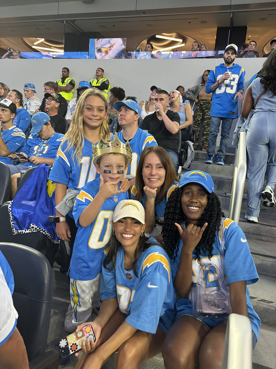 At Sofi to cheer on <a href="/DeaneJLeonard/">Deane Leonard</a> and got to meet the famous Aiden!! ⚡️ goooooo <a href="/chargers/">Los Angeles Chargers</a>!! 🫶🏾