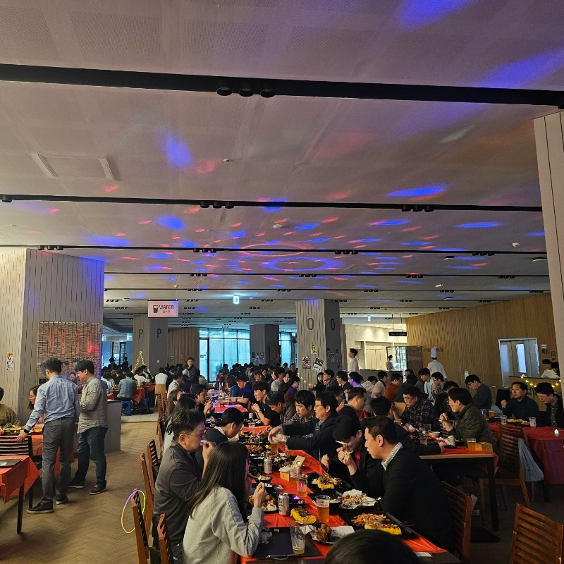 samsungresearch's tweet photo. [Campus-Event] Seoul R&amp;D Campus had a retro-themed event for our employees🎆. Hope everyone had fun with 🍖food🍗, 🍺drinks🍻 and 🎵music🎶🕺. 

#EmployeeEvent #GreatWorkPlace https://t.co/CjRPZSfu3D