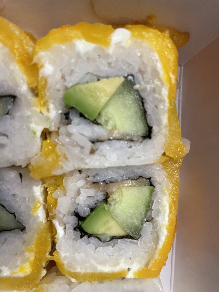FranciscoGlezCe's tweet photo. No pues padrisimo el salmón que le ponen a sus sushis, cobren más si es necesario, pero de verdad esto trae 10 gr @SushiIttoMx https://t.co/I8mCa598zE