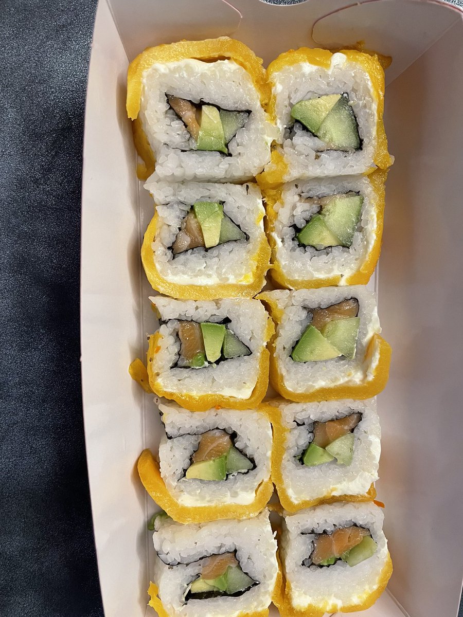 FranciscoGlezCe's tweet photo. No pues padrisimo el salmón que le ponen a sus sushis, cobren más si es necesario, pero de verdad esto trae 10 gr @SushiIttoMx https://t.co/I8mCa598zE