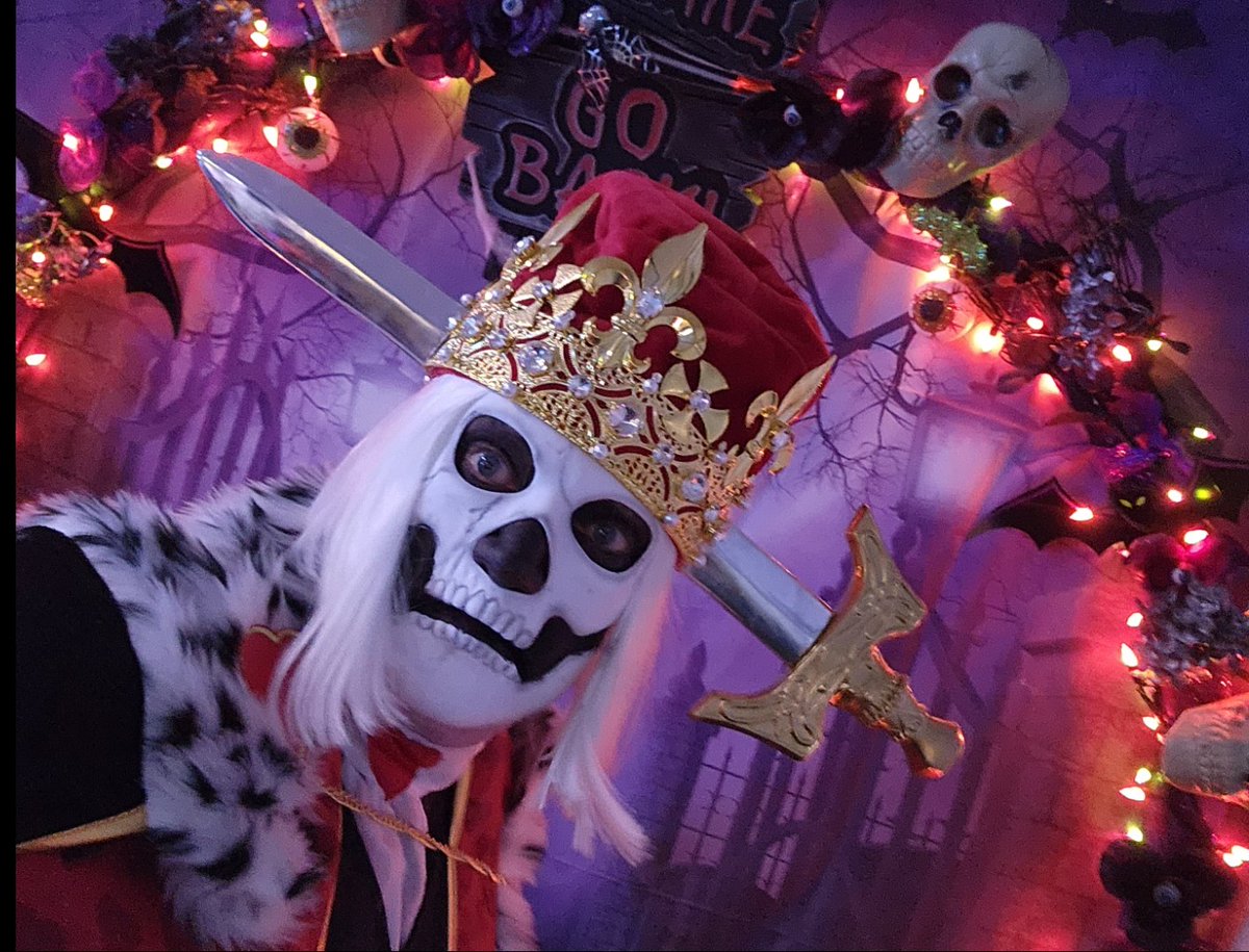 __mikebradley__'s tweet image. Halloween 23&apos;....Suicide King and Queen of Hearts😍