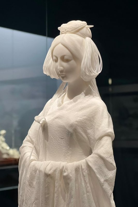 #文化中国#德化白瓷    近日，中国国家博物馆展出德化白瓷，其陶瓷工艺令人叫绝，不少网友感叹：“远看是纱，近看是瓷”。德化瓷烧制技艺是一项国家级非物质文化遗产，德化瓷以“中国白”闻名世界。