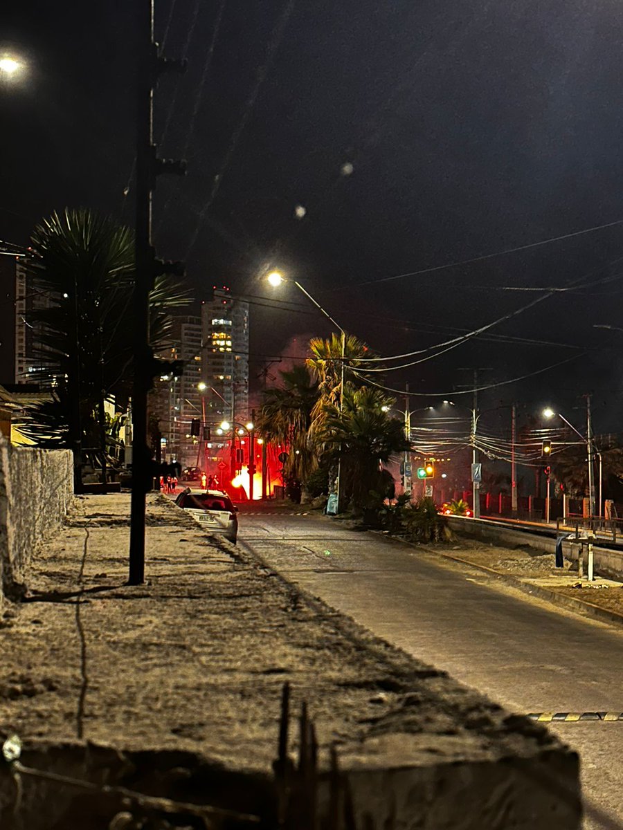 erikameza7's tweet photo. @Paammepame En la esquina del semáforo Costanera con Teresa willmont https://t.co/wWsRk6oUtV