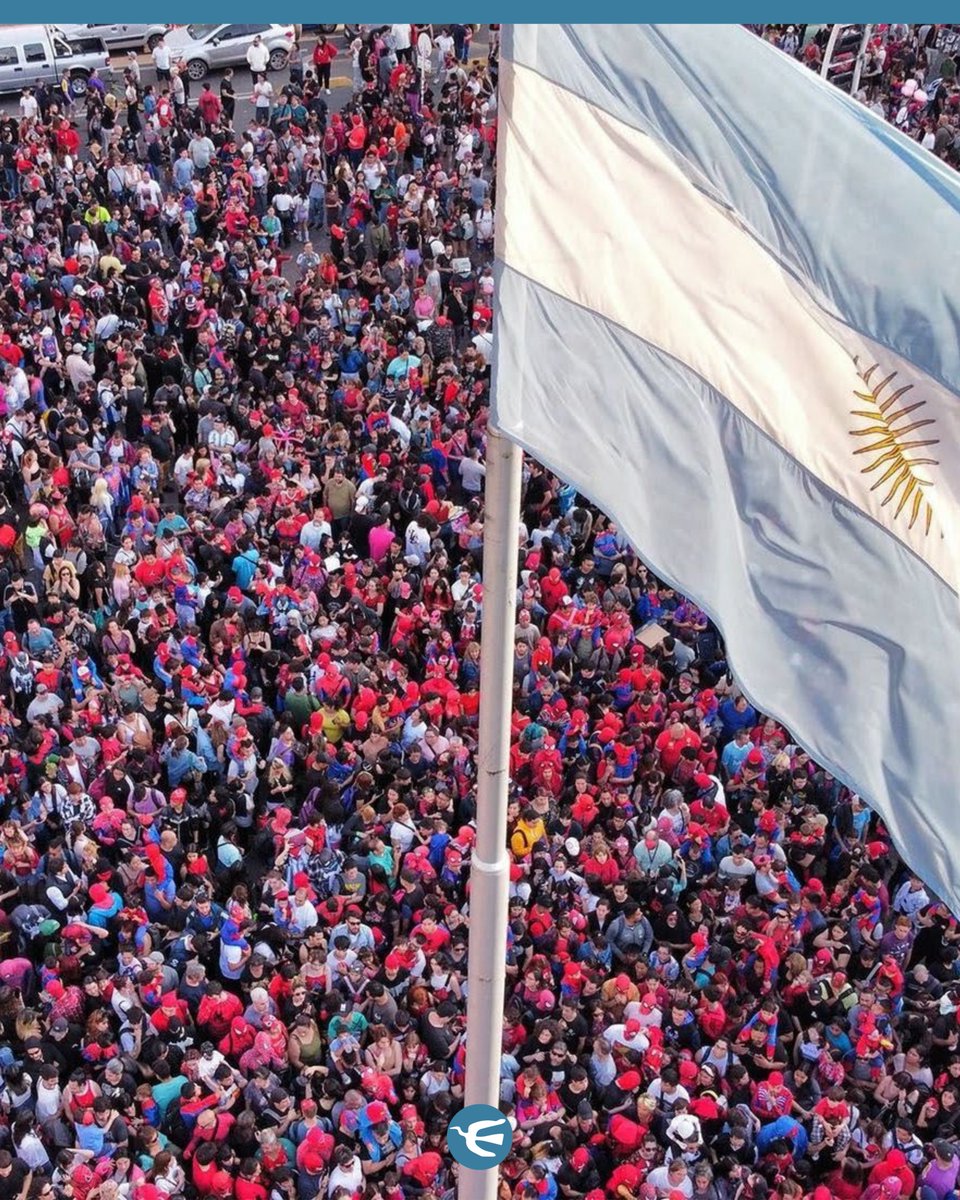 perfilcom's tweet photo. 🇦🇷🥇 NUEVO RÉCORD MUNDIAL PARA ARGENTINA: La mayor cantidad de Spidermans en un solo lugar.

➡Miles de personas disfrazadas de Spiderman se reunieron hoy en el Obelisco con el afán de romper el récord de mayor cantidad de personas vestidas como el héroe de Marvel en un solo espacio físico.

🕷El récord lo tenía Malasia  con un total 685 personas vestidas de Spiderman y fue superada hoy en el monumento ícono de Buenos Aires con una nueva marca de más de 2.000 personas con el disfraz del Hombre Araña.

🔹La iniciativa nació por el influencer Uki Deane vía Instagram, quien habría propuesto el evento con el deseo de llegar a la suma de mil personas

📲 Más información  en https://t.co/3Q6OBkxPVT